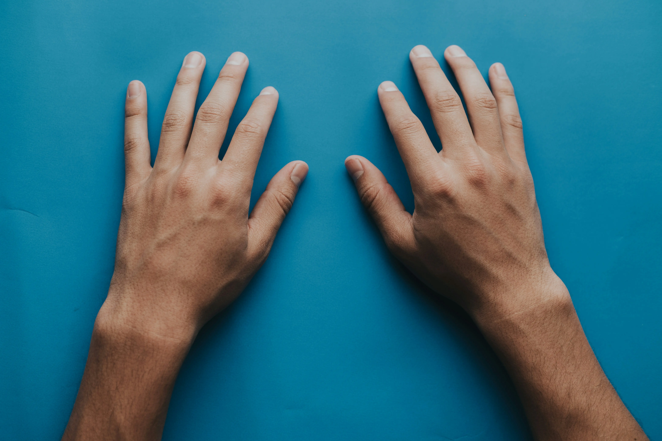 Fourmillements dans les mains : causes, symptômes et quand consulter