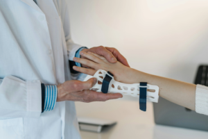 Douleur au poignet : causes, symptômes, traitements et exercices pour soulager la douleur